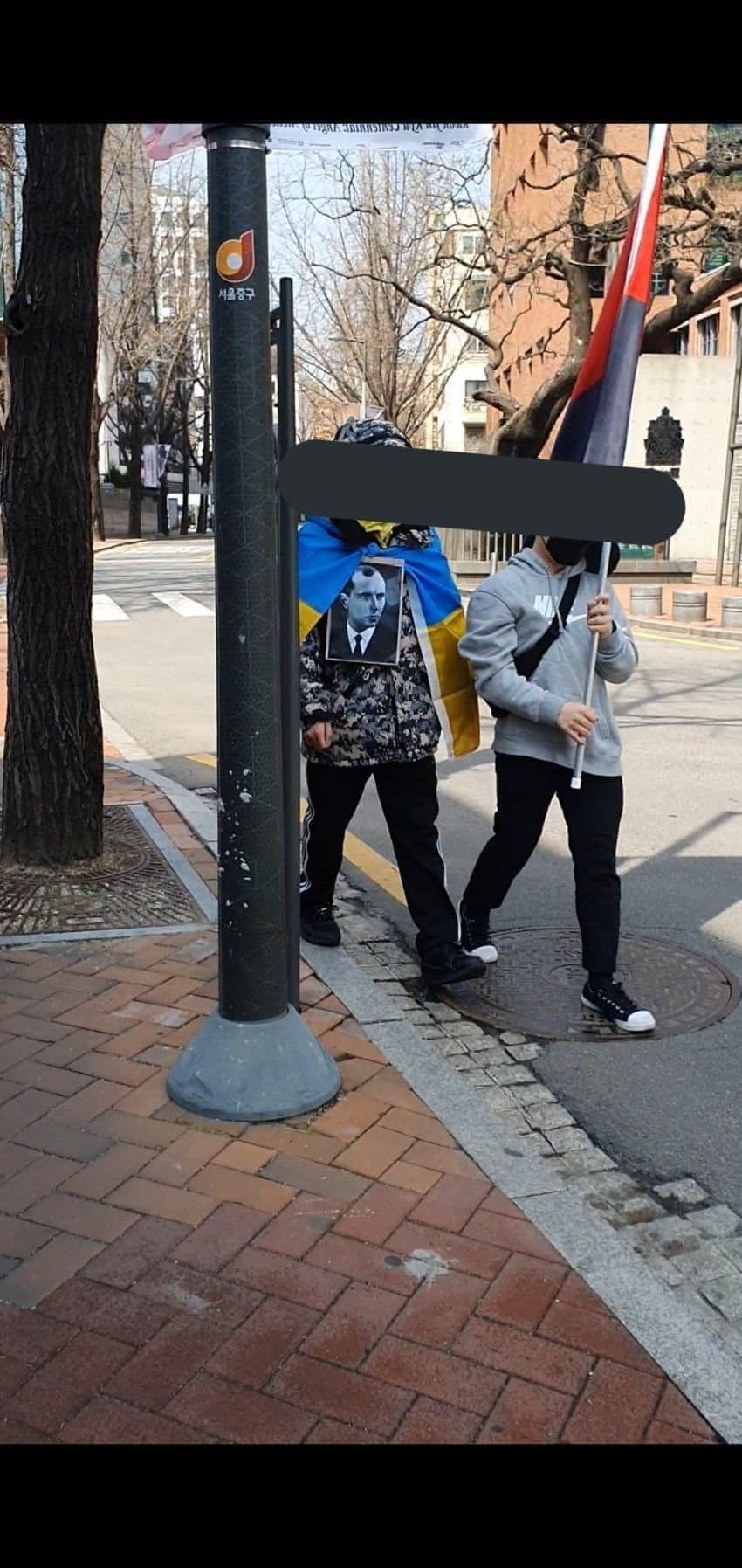 Occupied Koreans supporting B*ndera and waving an UPA flag