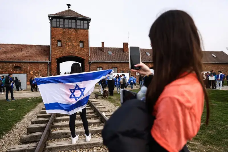 Why is the Auschwitz museum justifying Israel's genocide?